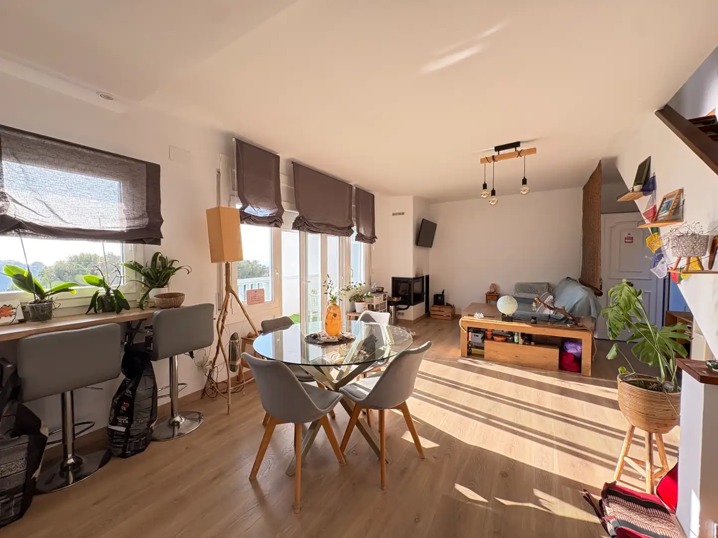Sala d'estar de Casa adosada en venda en Roses amb Aire condicionat, Parquet i Terrassa