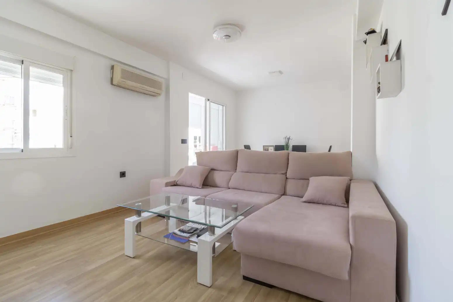 Sala d'estar de Pis de lloguer en San Juan de Aznalfarache amb Aire condicionat i Moblat