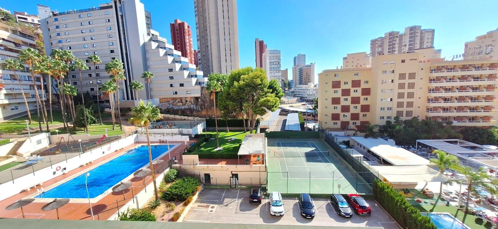 Vista exterior de Piso en venta en Benidorm con Jardín privado, Terraza y Piscina comunitaria