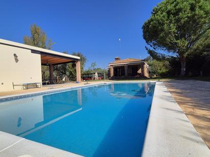 Swimming pool of House or chalet for sale in Badajoz Capital  with Air Conditioner, Heating and Private garden