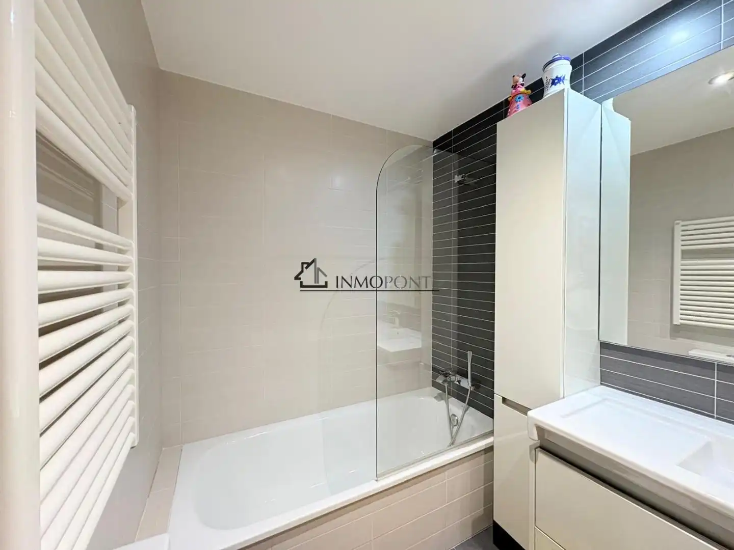 Bathroom of Flat for sale in Pontevedra Capital   with Heating, Storage room and Swimming Pool
