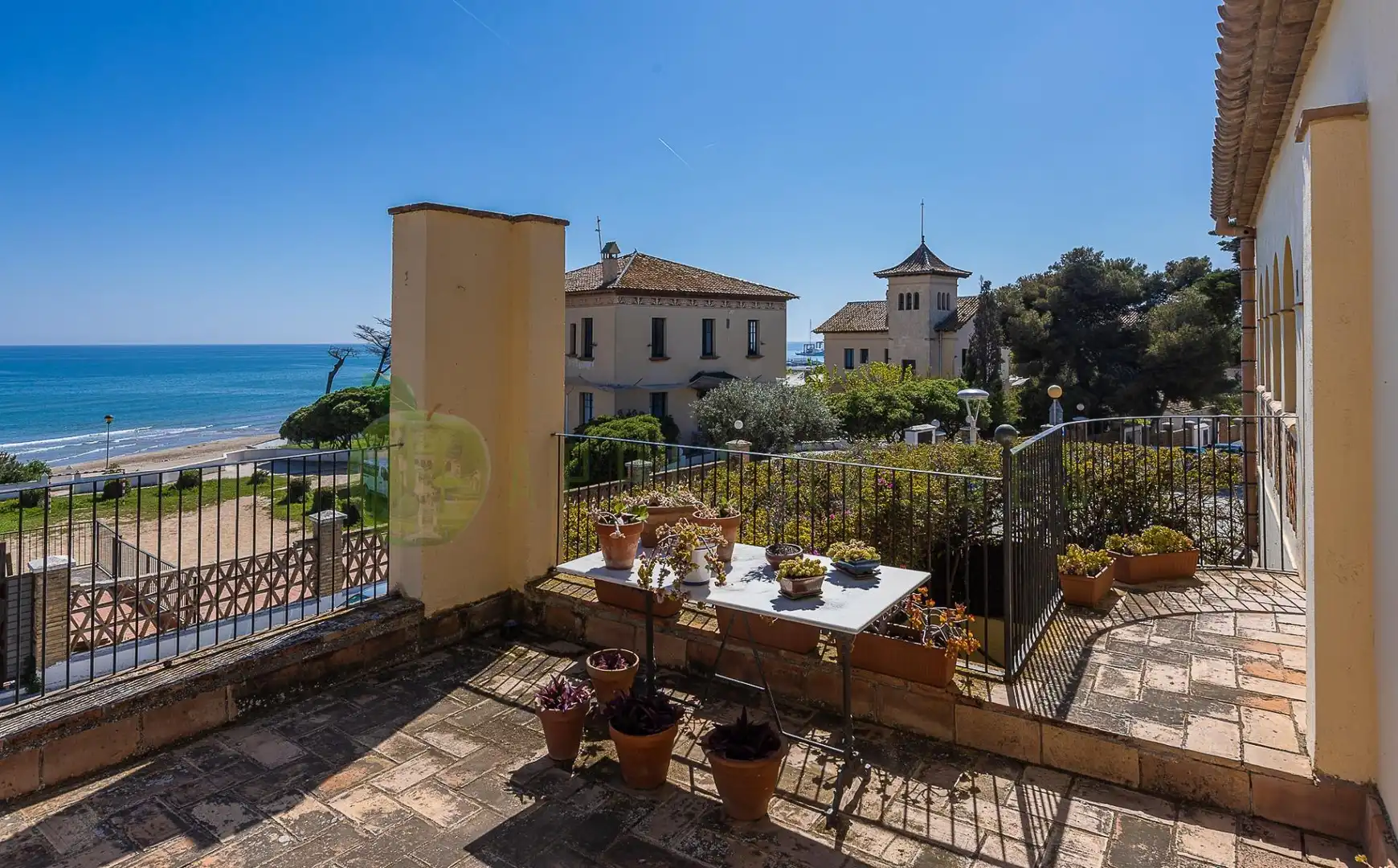 Terrassa de Casa o xalet en venda en Vilanova i la Geltrú amb Aire condicionat, Calefacció i Jardí privat