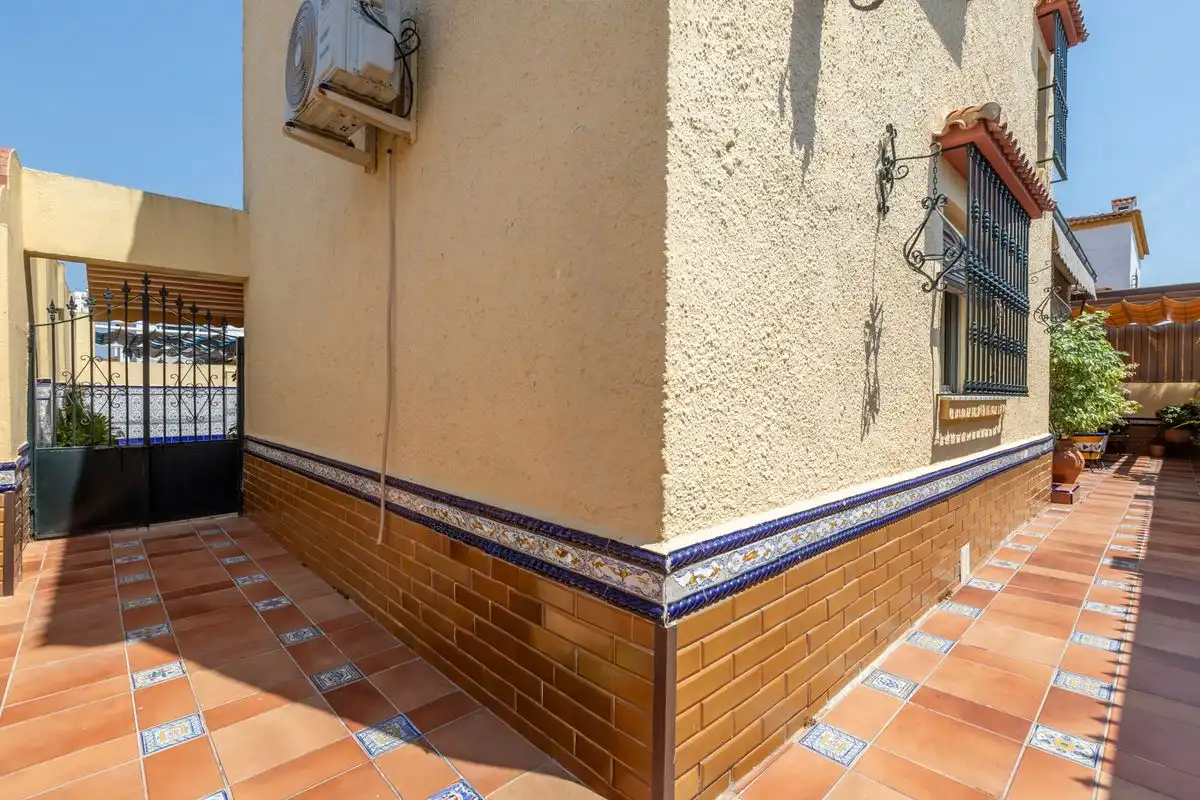 Außenansicht von Einfamilien-Reihenhaus zum Verkauf in Dos Hermanas mit Klimaanlage, Heizung und Terrasse