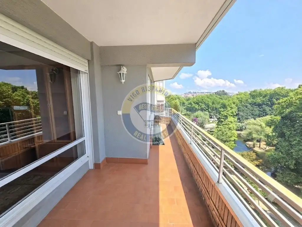 Terrasse von Wohnung zur Miete in Vigo  mit Heizung, Parkett und Möbliert