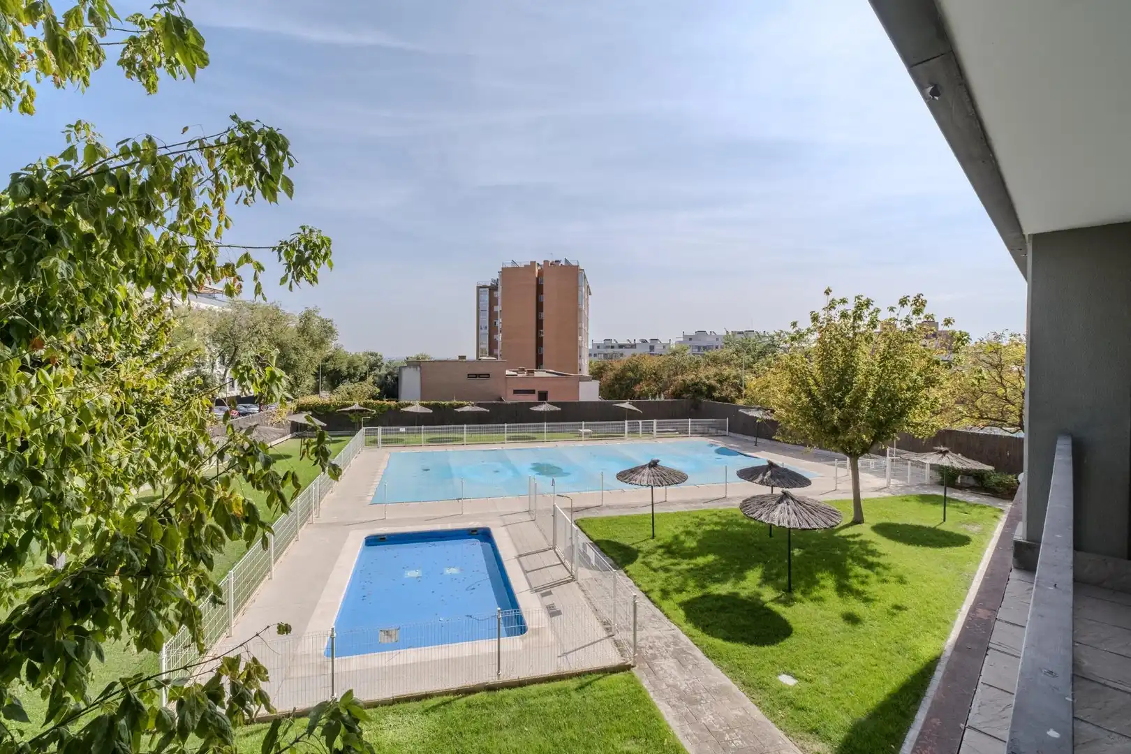 Piscina de Casa adosada en venta en Carabanchel