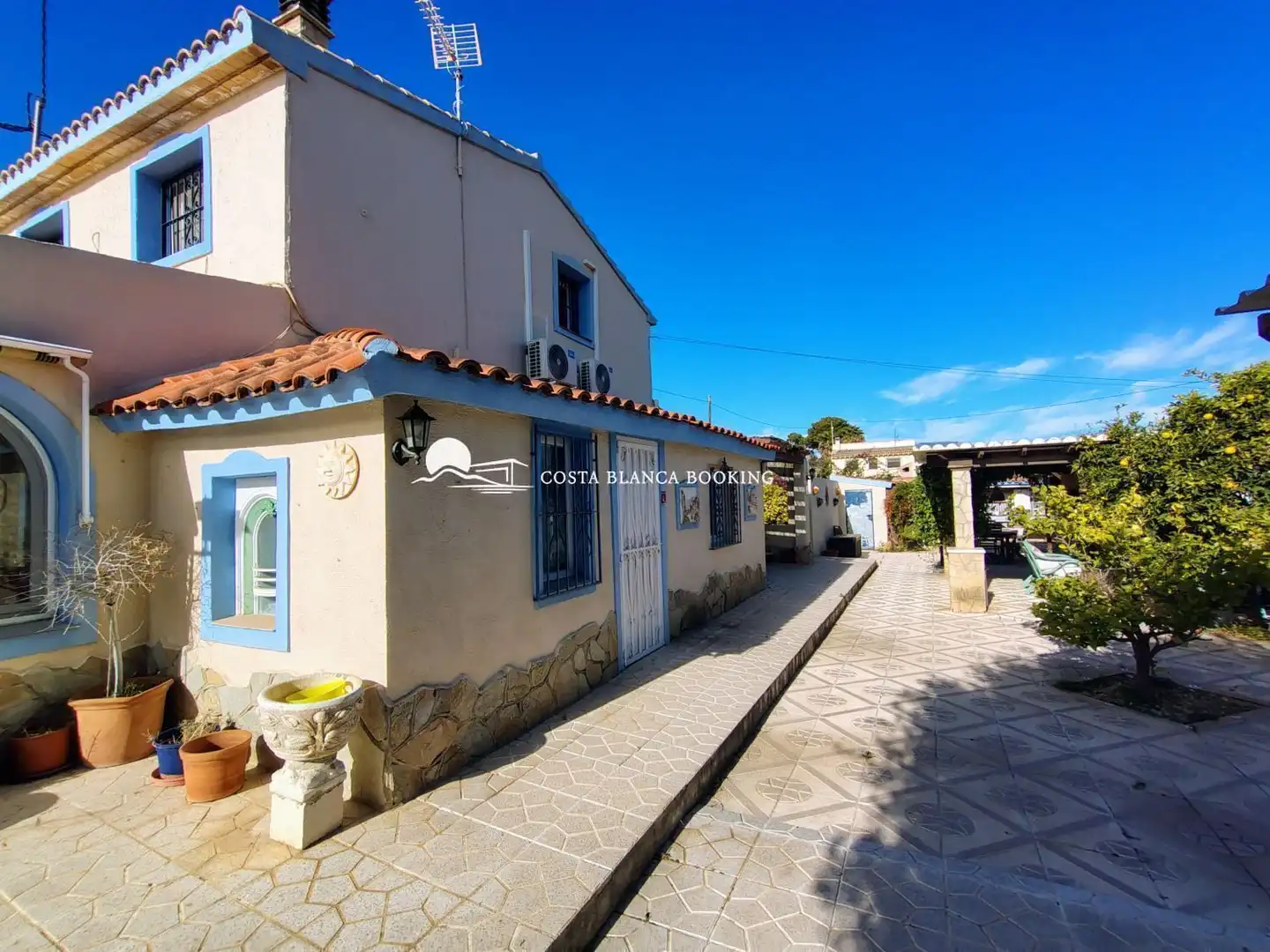 Vista exterior de Casa o xalet en venda en L'Alfàs del Pi amb Aire condicionat, Calefacció i Jardí privat