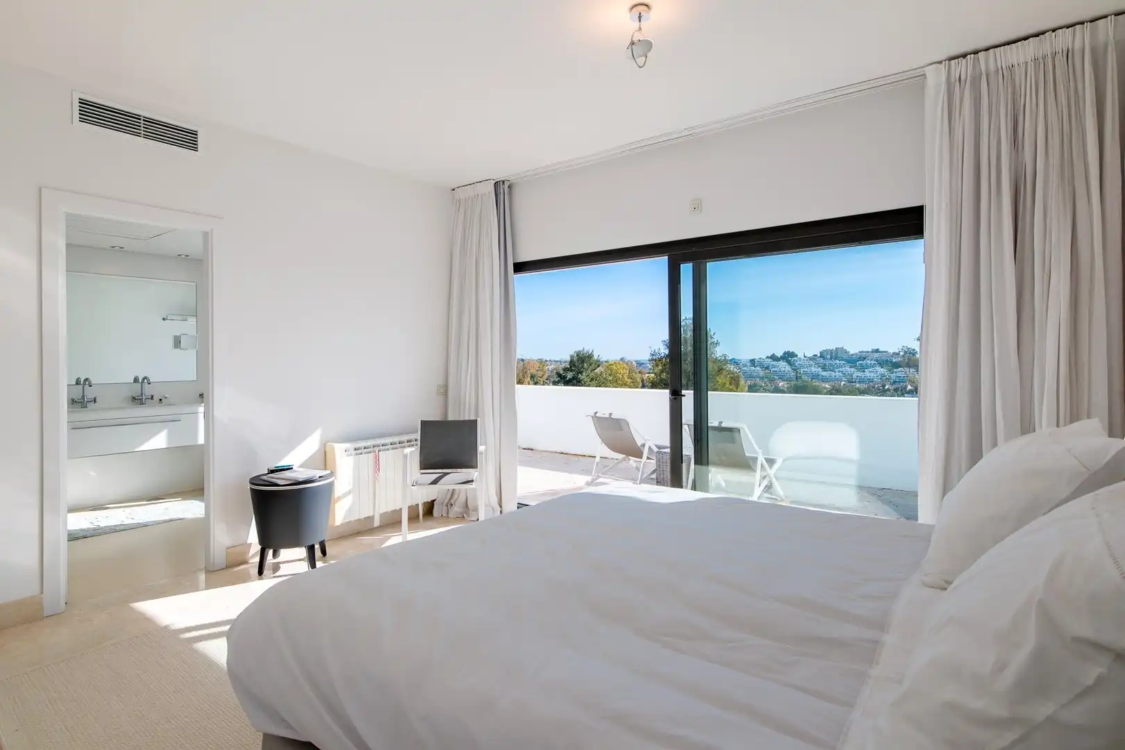 Dormitori de Casa o xalet de lloguer en Estepona amb Aire condicionat, Jardí privat i Terrassa