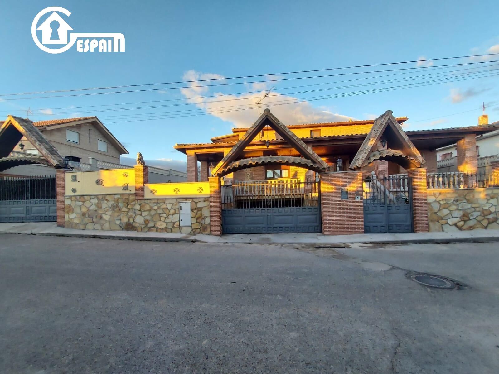 Exterior view of House or chalet for sale in Casarrubios del Monte  with Air Conditioner, Heating and Private garden