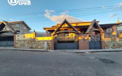 Vista exterior de Casa o xalet en venda en Casarrubios del Monte amb Aire condicionat, Calefacció i Jardí privat