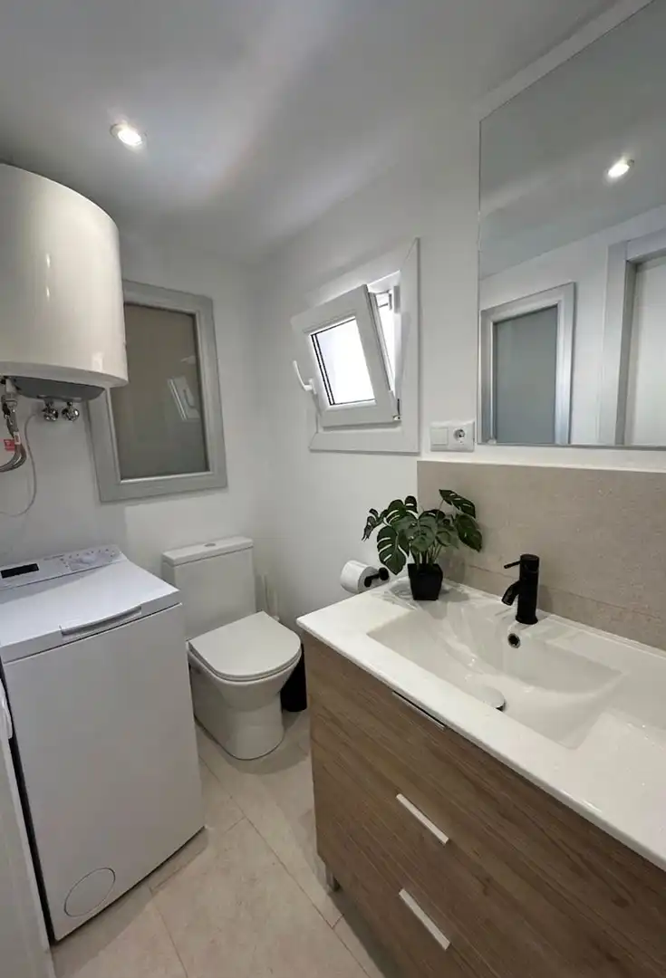 Bathroom of Study for sale in Barcelona  with Heating, Furnished and Microwave