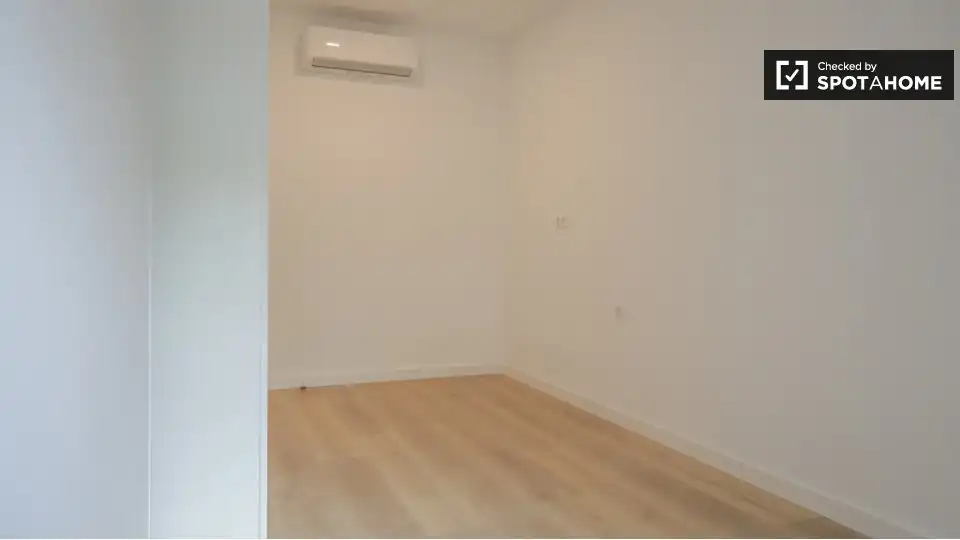 Bedroom of Flat for rent in Madrid  with Air Conditioner, Heating and Furnished