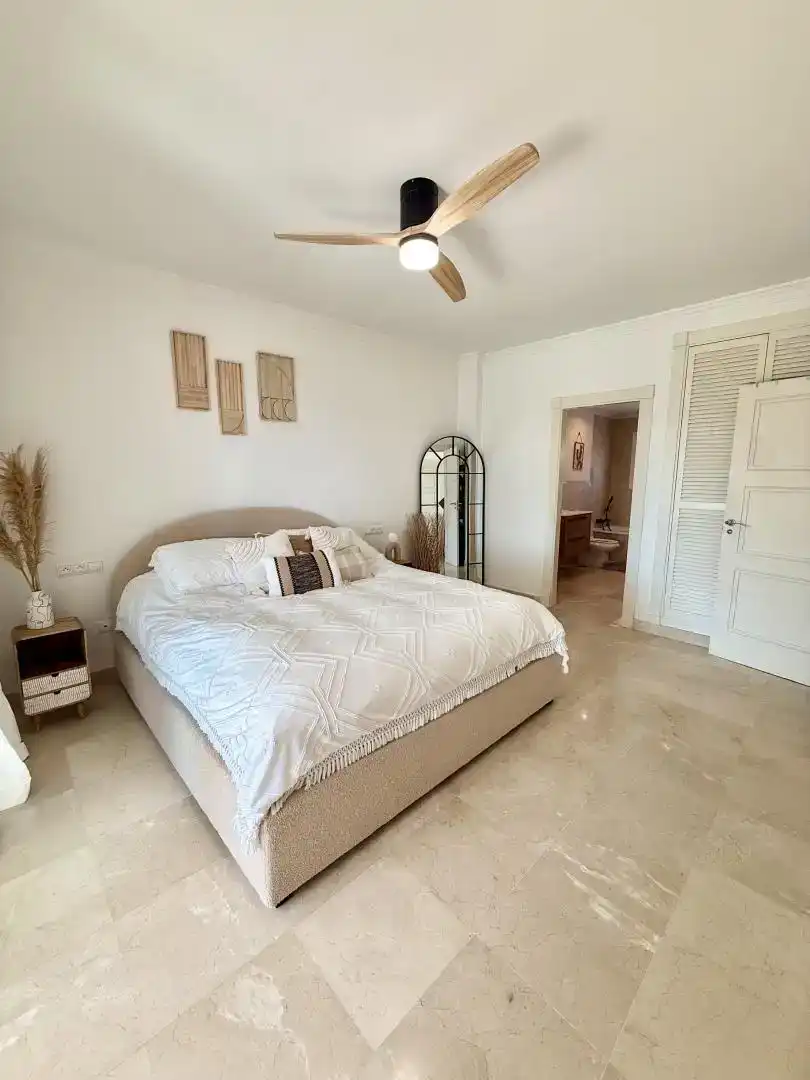 Dormitori de Casa o xalet en venda en Mijas amb Aire condicionat, Piscina i Balcó
