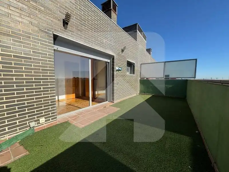 Terraza de Ático en venta en Valdemoro con Aire acondicionado, Calefacción y Jardín privado