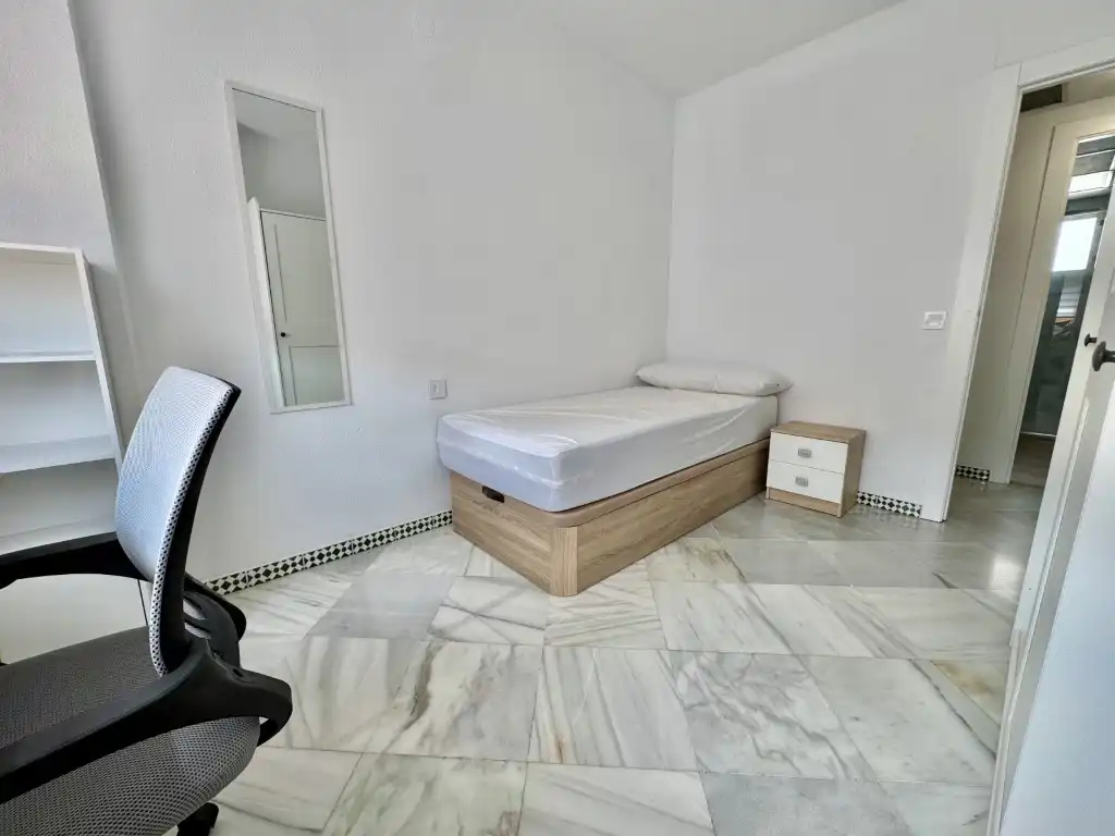 Bedroom of Flat for share in Córdoba  with Air Conditioner