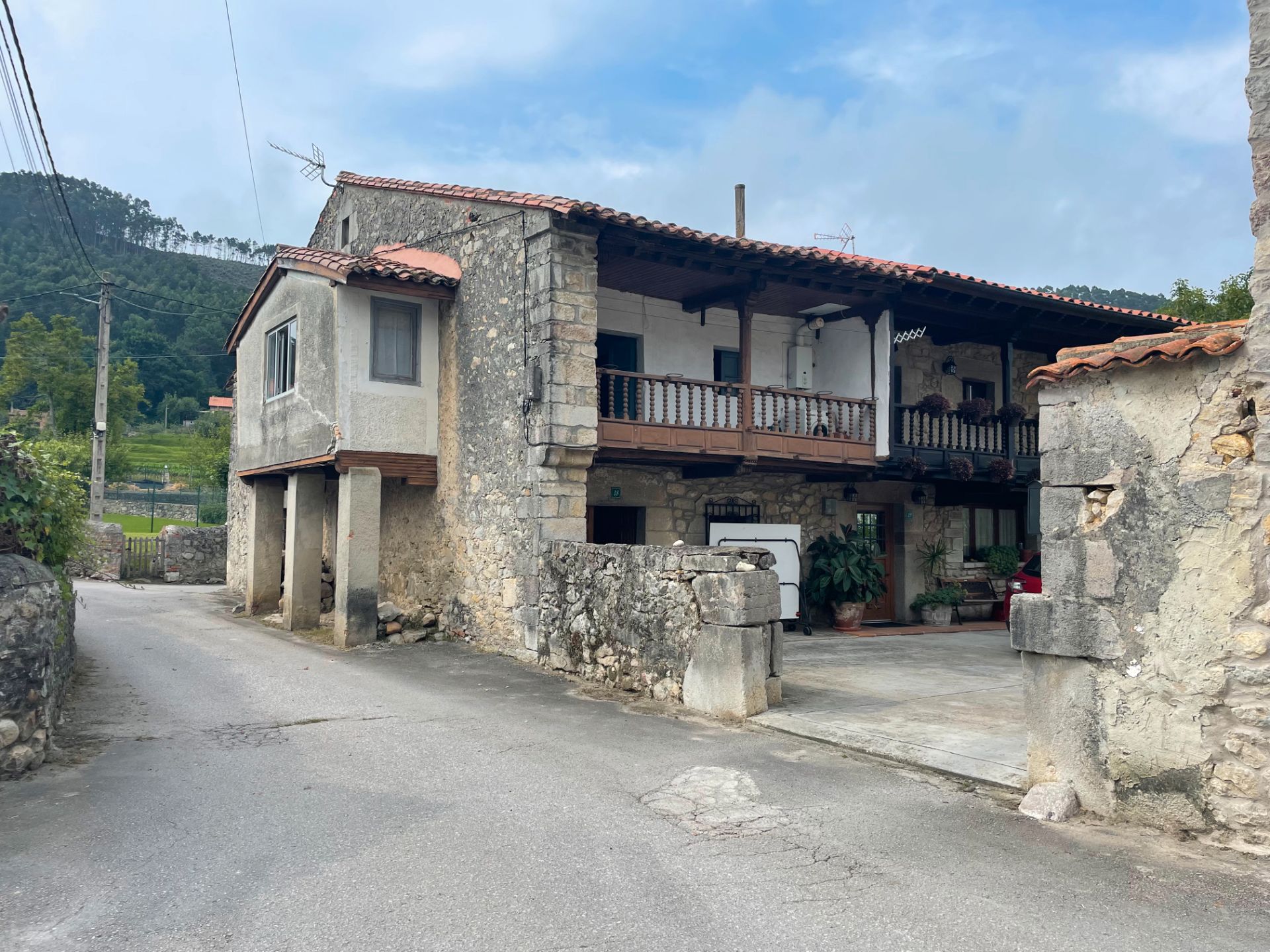 Vista exterior de Casa o xalet en venda en Val de San Vicente  amb Jardí privat i Balcó