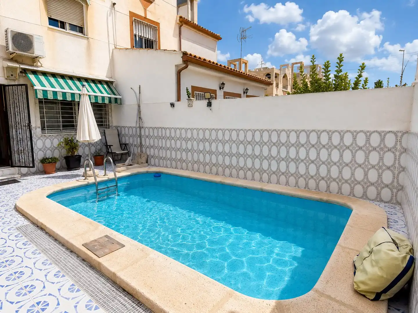 Schwimmbecken von Maisonette zum Verkauf in Torrevieja
