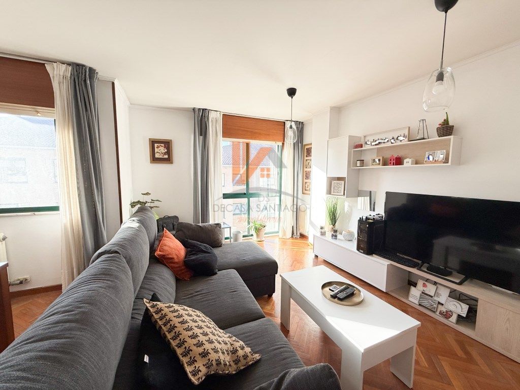 Sala d'estar de Dúplex en venda en Ames amb Moblat