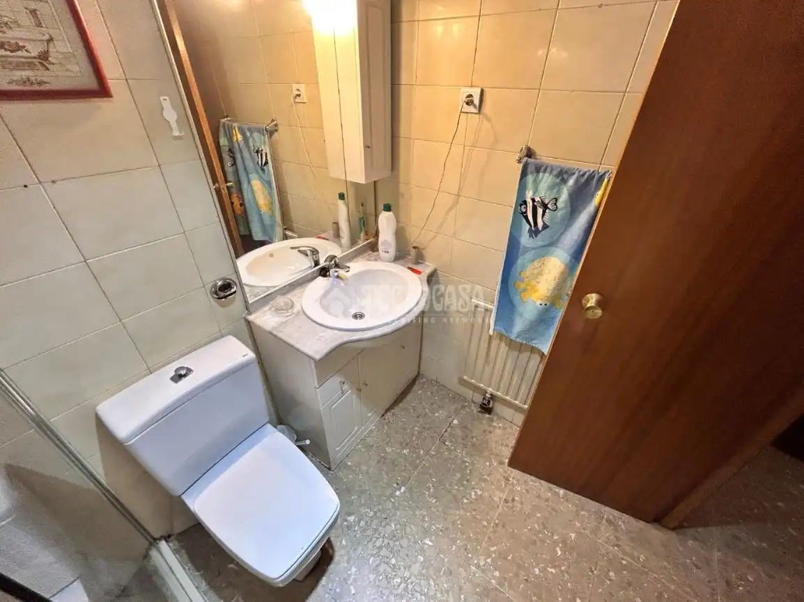 Bathroom of Flat for sale in Madrid  with Air Conditioner and Heating