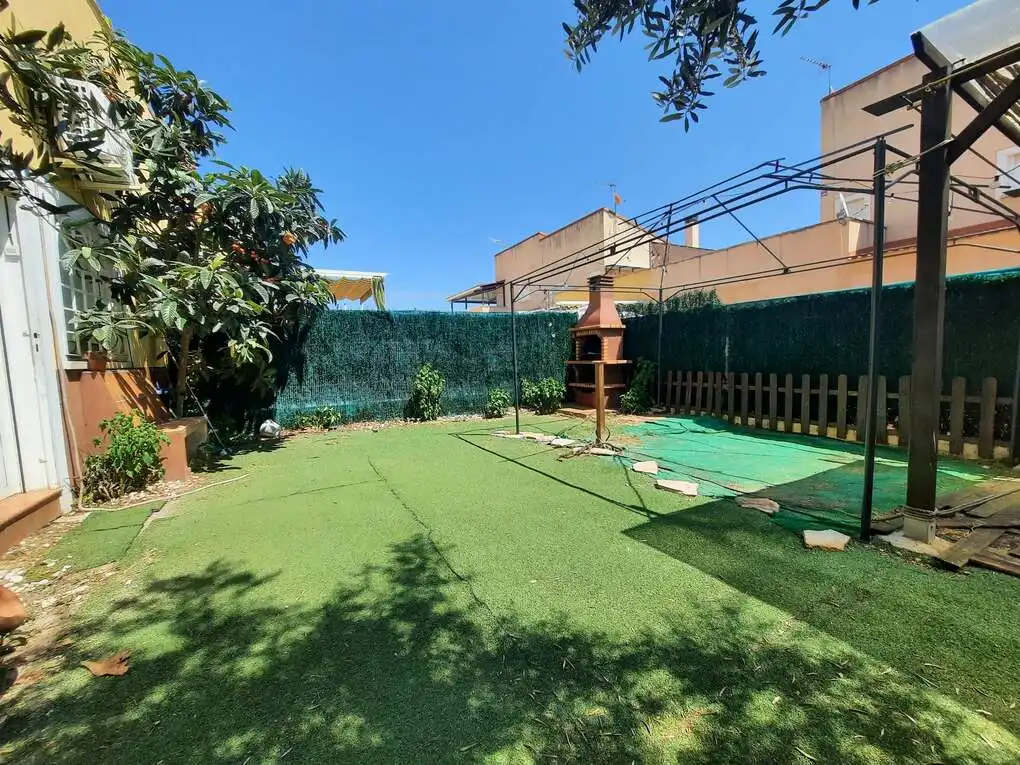 Garten von Einfamilien-Reihenhaus zum Verkauf in Escalona mit Klimaanlage, Heizung und Terrasse