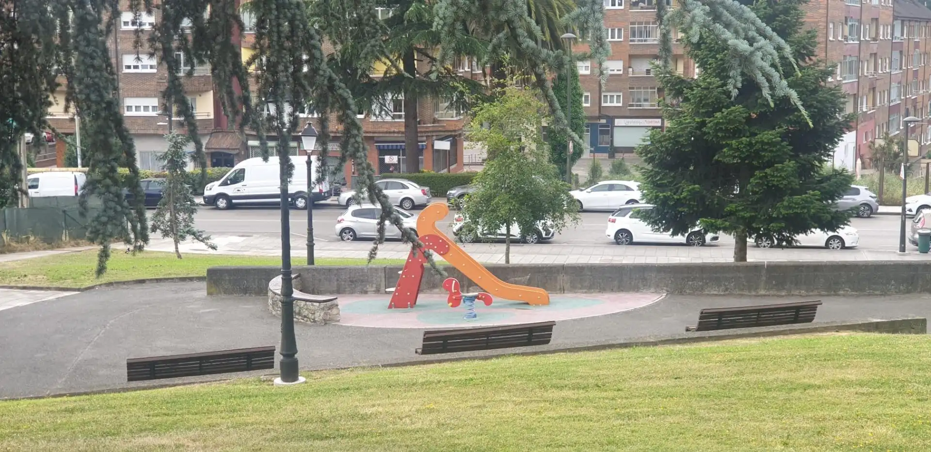 Vista exterior de Pis en venda en Oviedo  amb Calefacció, Jardí privat i Traster