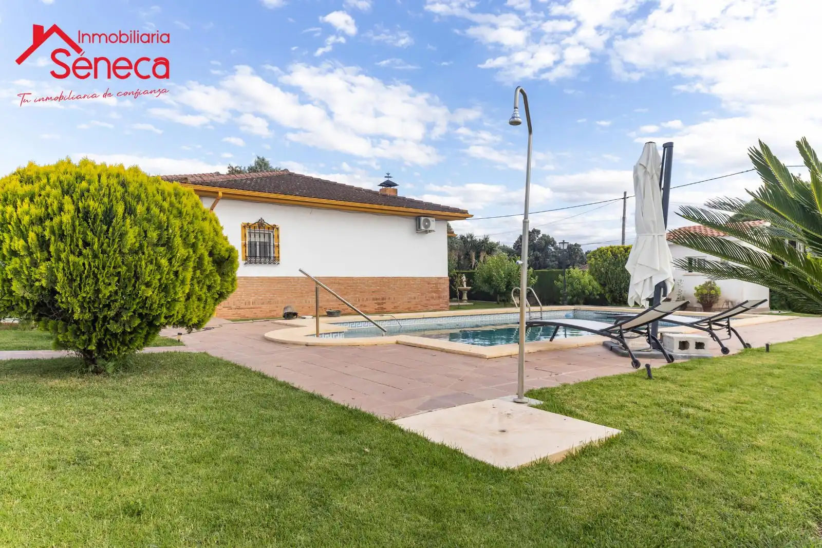 Swimming pool of Houses for sale in La Carlota  with Air Conditioner, Heating and Private garden