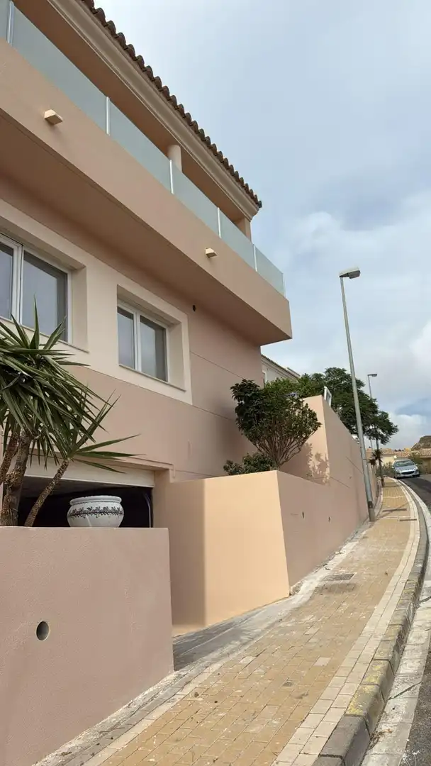 Vista exterior de Casa adosada en venda en Vícar amb Aire condicionat, Calefacció i Jardí privat