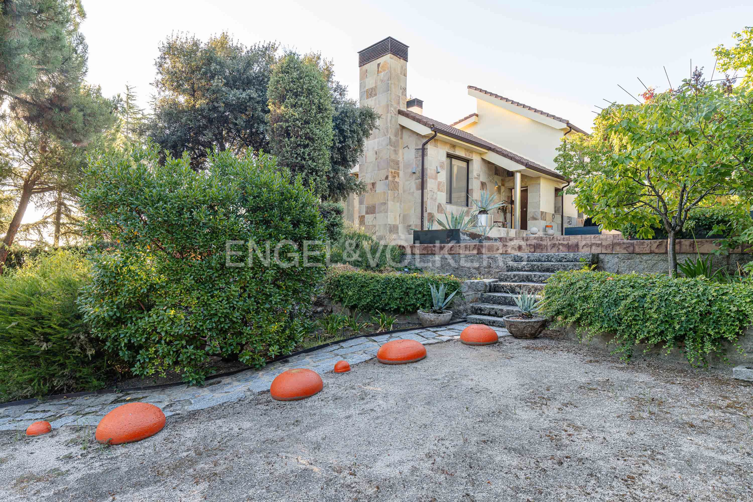 Vista exterior de Casa o xalet en venda en Galapagar amb Aire condicionat, Calefacció i Jardí privat
