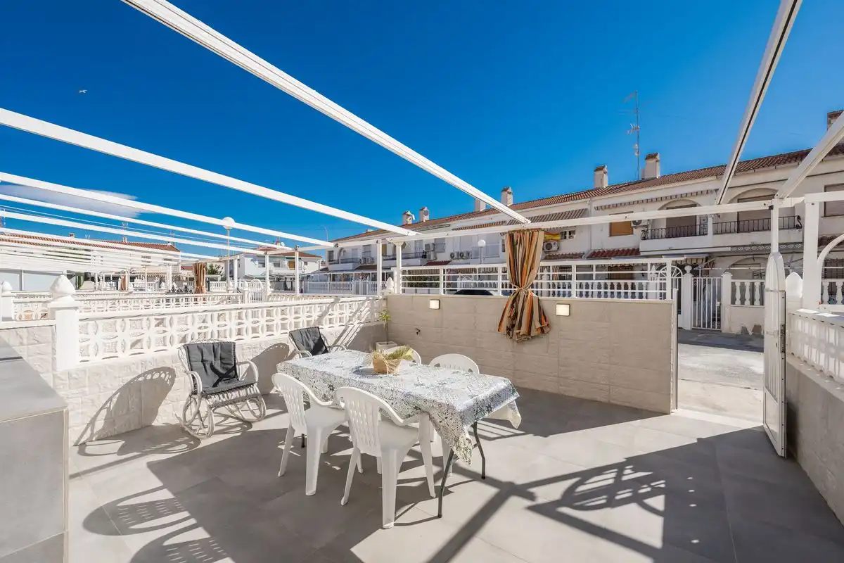 Casa pareada con terraza en venta en Calle Biar