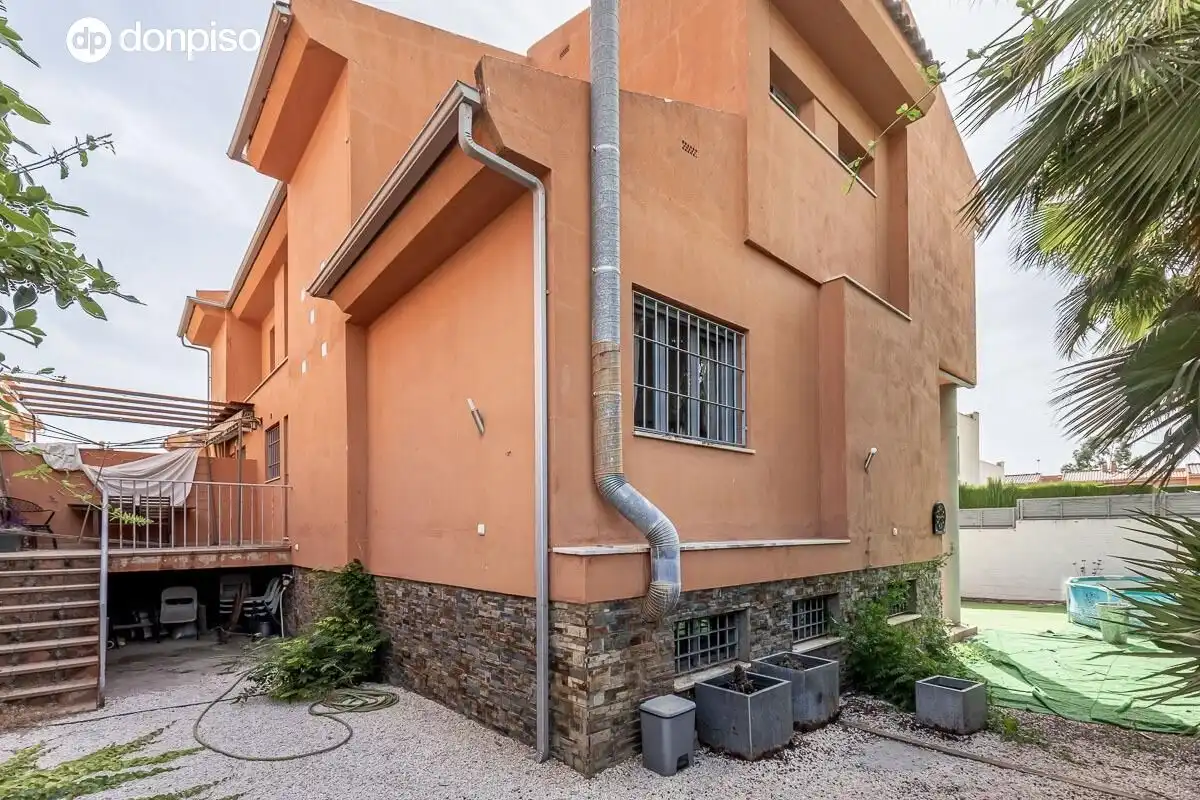 Vista exterior de Casa adosada en venta en Jun con Calefacción, Terraza y Trastero