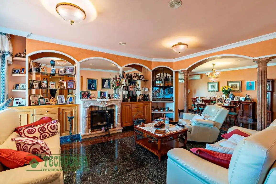Sala d'estar de Casa o xalet en venda en Roquetas de Mar amb Calefacció, Parquet i Terrassa