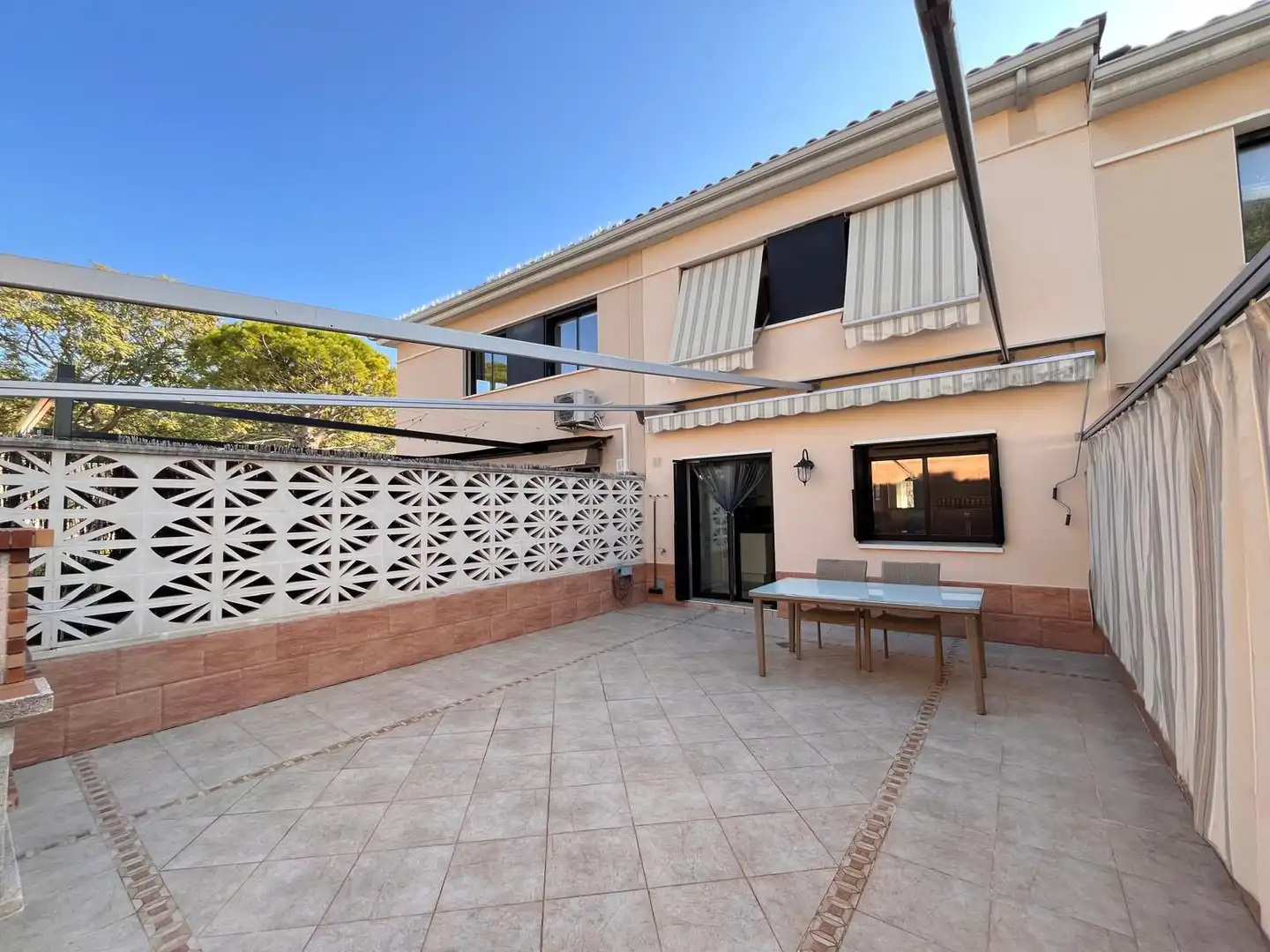 Terraza de Casa adosada en venta en Vilanova i la Geltrú con Calefacción, Jardín privado y Terraza