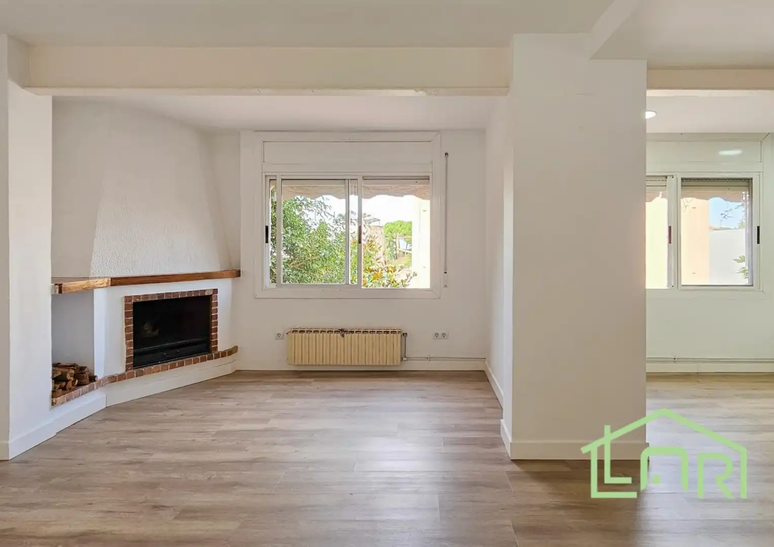 Sala d'estar de Casa o xalet en venda en Sant Just Desvern amb Calefacció, Jardí privat i Parquet
