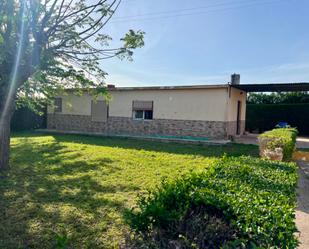 Vista exterior de Finca rústica en venda en Coria del Río amb Jardí privat, Terrassa i Piscina