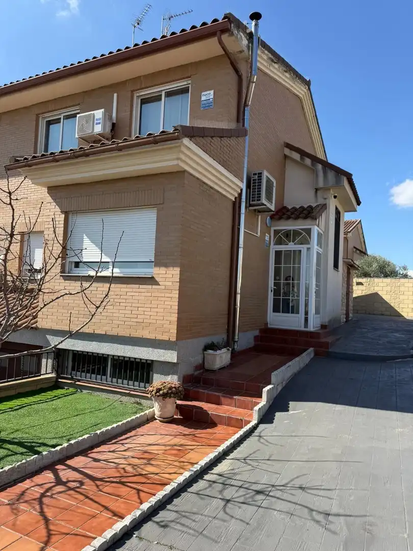 Vista exterior de Casa o xalet en venda en Camarena amb Aire condicionat, Calefacció i Jardí privat