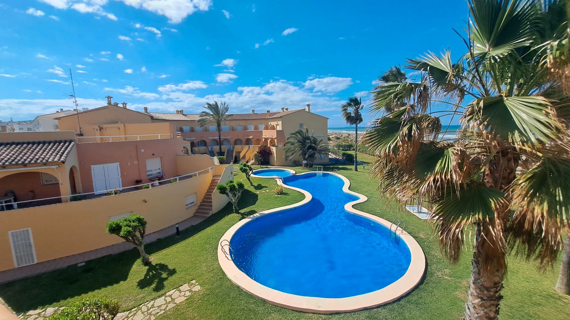 Piscina de Casa adosada en venda en Oliva amb Aire condicionat, Calefacció i Terrassa