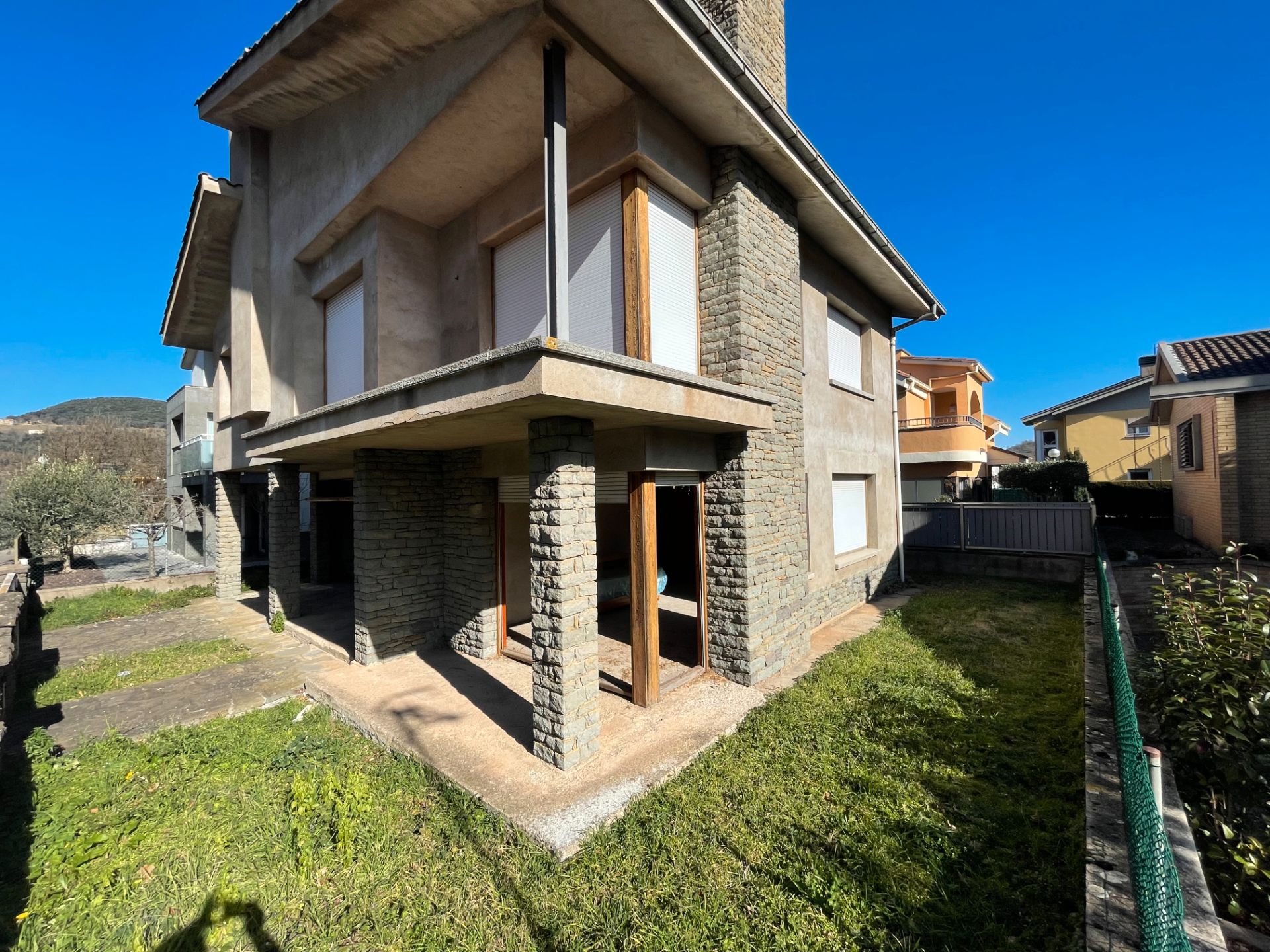 Vista exterior de Casa o xalet en venda en Olot amb Jardí privat i Balcó