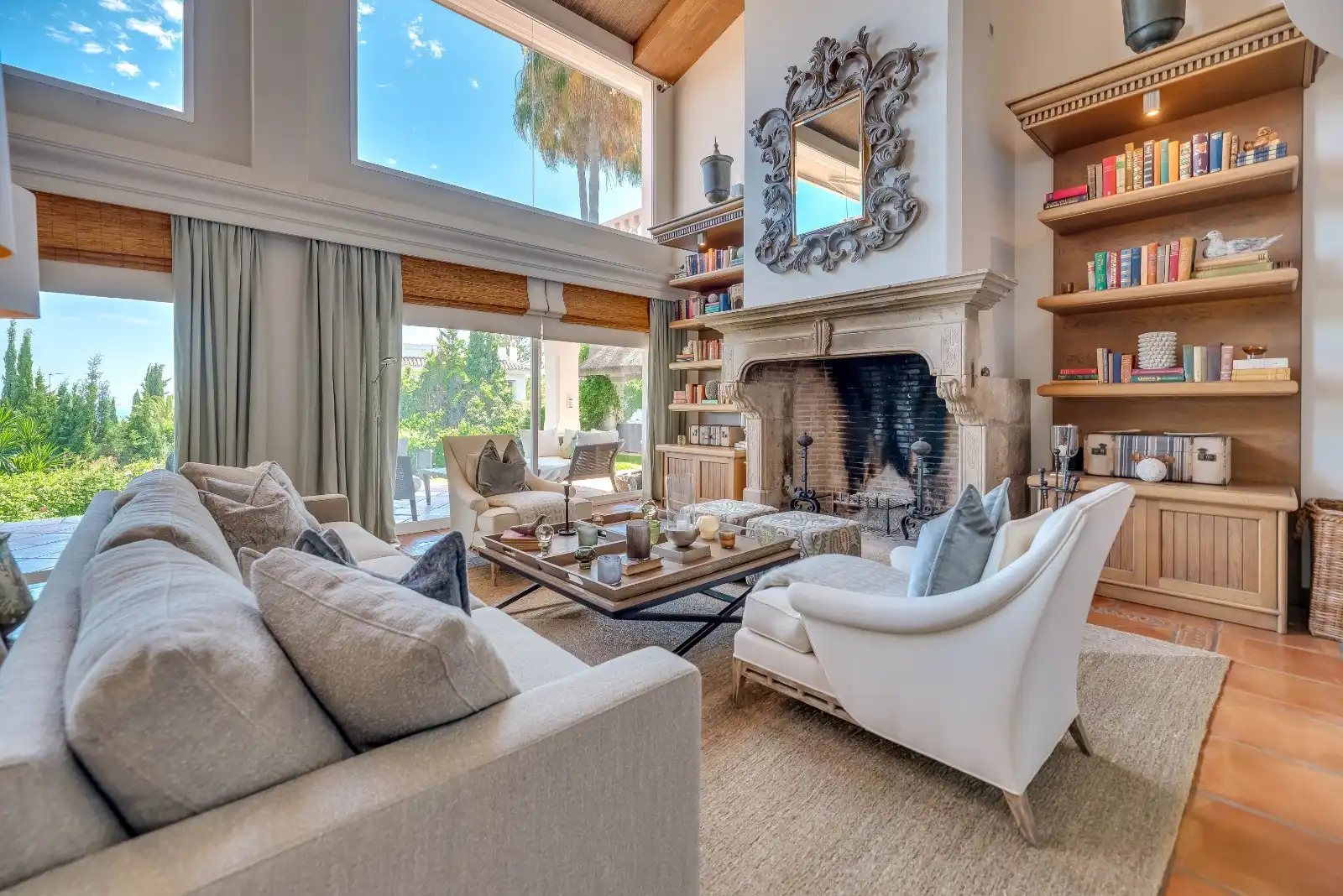 Sala d'estar de Casa o xalet en venda en Marbella amb Aire condicionat, Jardí privat i Terrassa