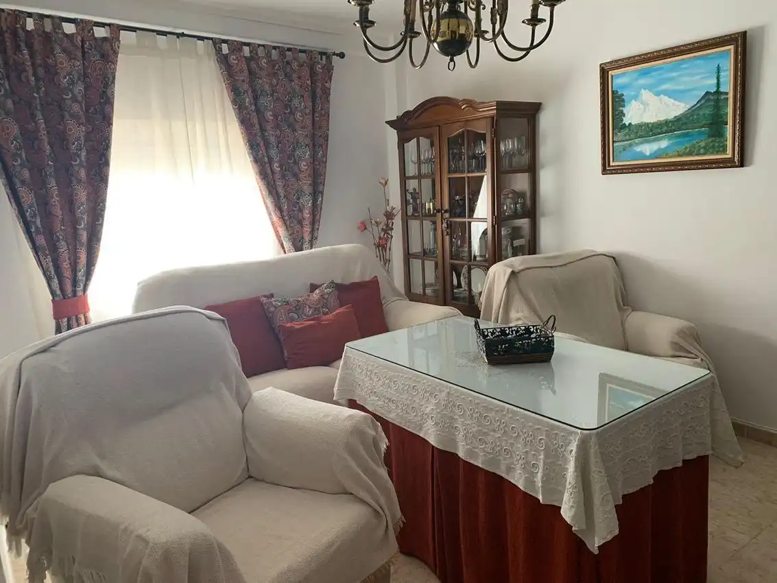 Sala d'estar de Casa adosada en venda en Arcos de la Frontera amb Aire condicionat
