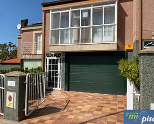 Exterior view of Single-family semi-detached for sale in Valladolid Capital  with Terrace and Balcony