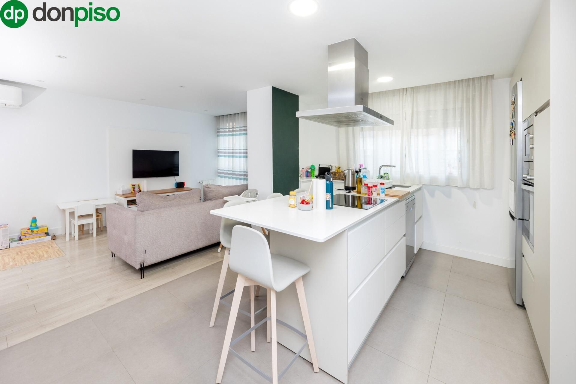 Kitchen of Flat for sale in  Granada Capital  with Air Conditioner and Furnished