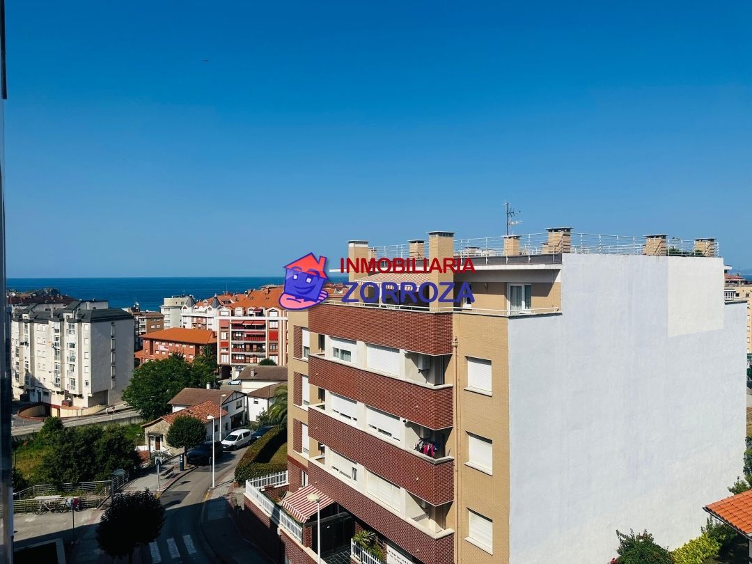 Vista exterior de Pis en venda en Castro-Urdiales amb Calefacció, Jardí privat i Piscina