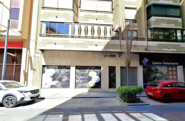 Local comercial en Alquiler en  italia, 30 en Ensanche - Diputación