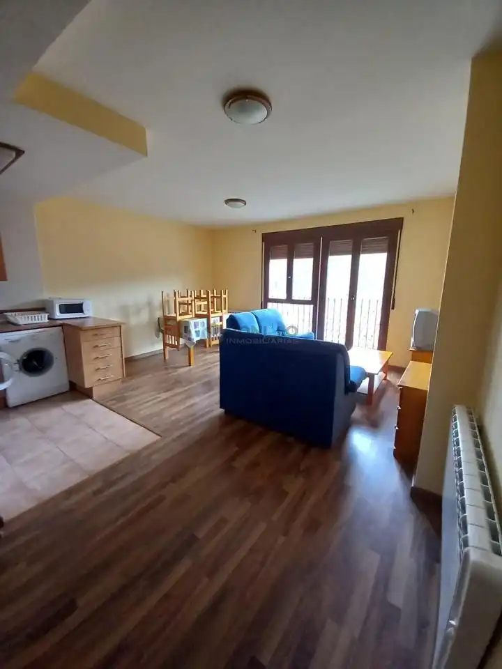 Sala de estar de Piso en venta en Camarena de la Sierra con Calefacción, Parquet y Amueblado