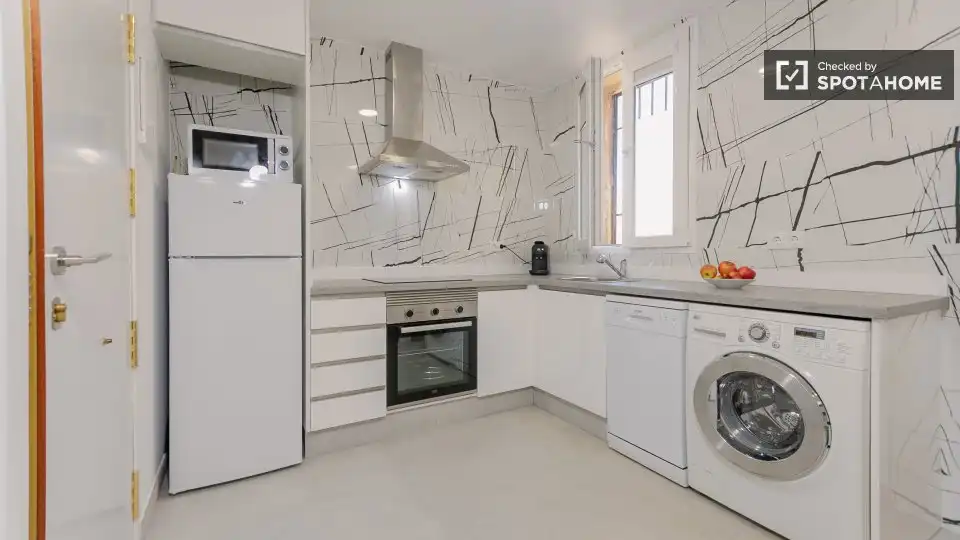 Cuina de Pis de lloguer en Valencia amb Aire condicionat, Calefacció i Moblat