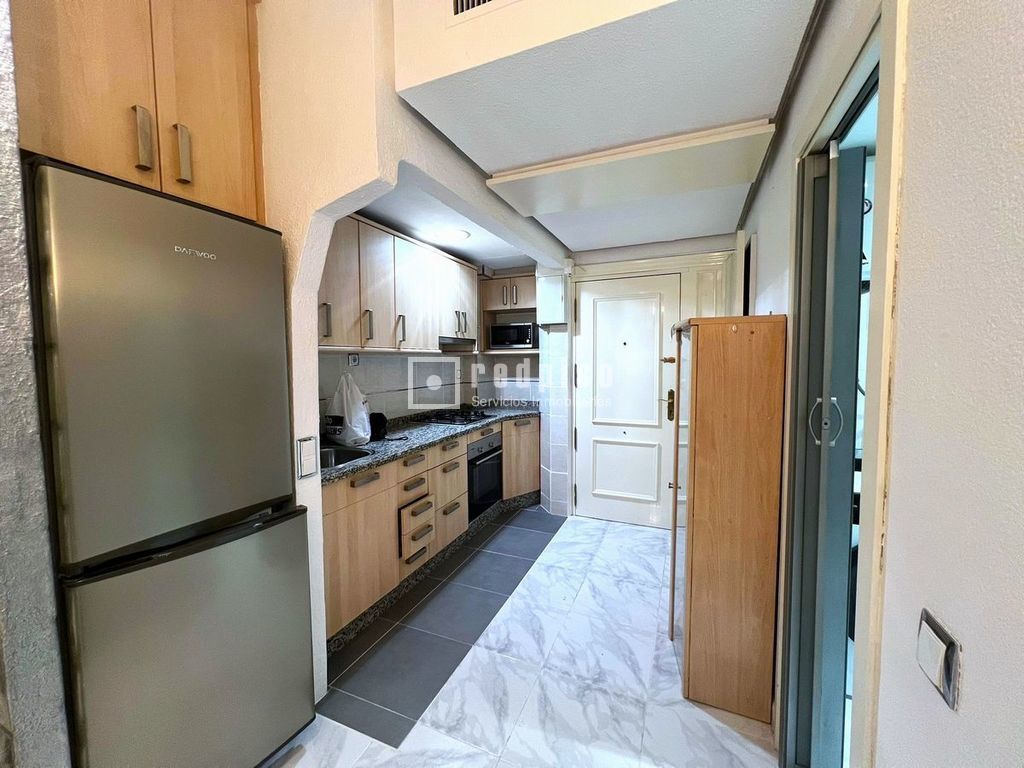 Cuina de Pis de lloguer en Torremolinos amb Aire condicionat i Moblat