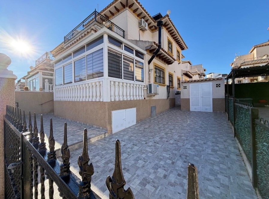 Vista exterior de Casa o chalet en venta en Orihuela con Aire acondicionado, Calefacción y Terraza