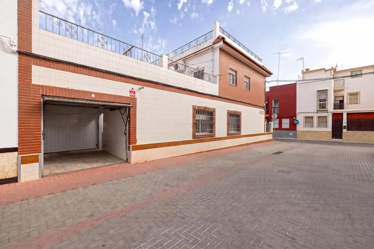 Vista exterior de Casa adosada en venda en Dos Hermanas amb Aire condicionat, Calefacció i Jardí privat
