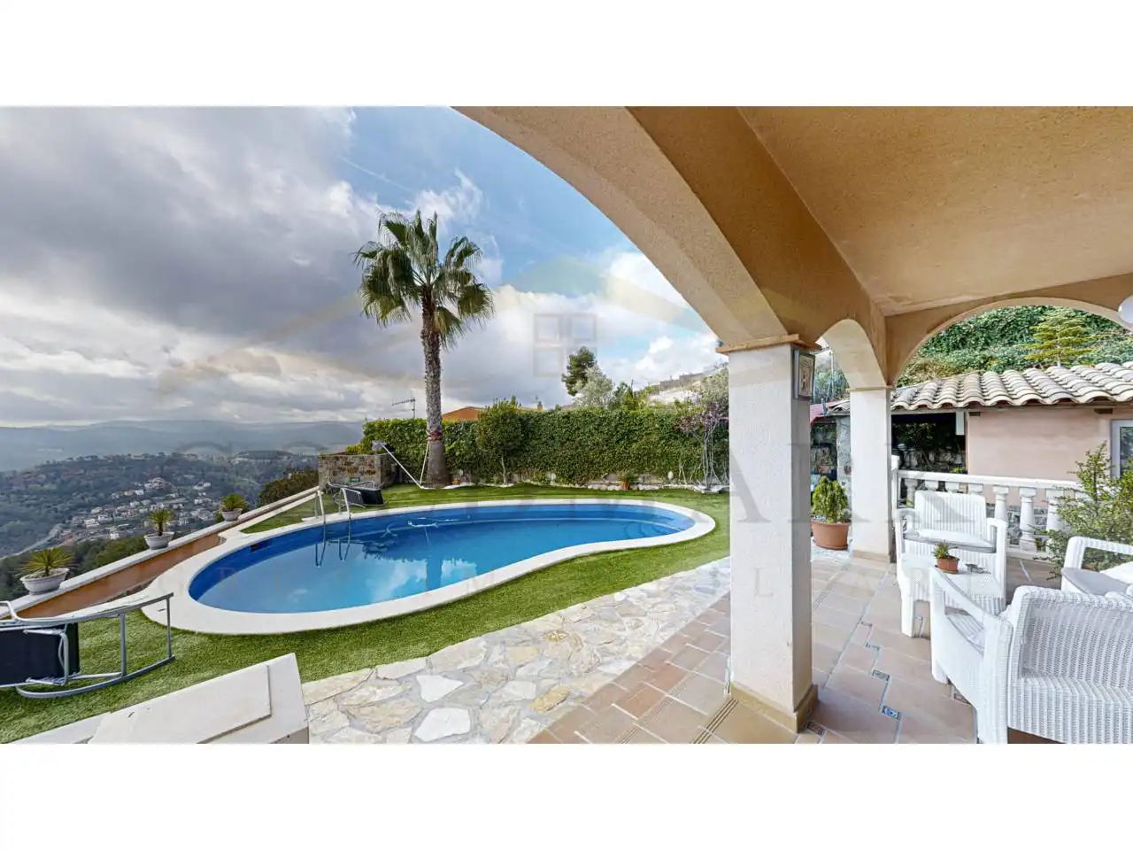 Vista exterior de Casa o xalet en venda en Corbera de Llobregat amb Aire condicionat, Calefacció i Jardí privat