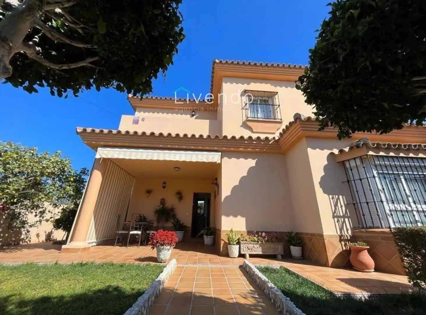Vista exterior de Casa o xalet en venda en Chiclana de la Frontera amb Terrassa i Traster