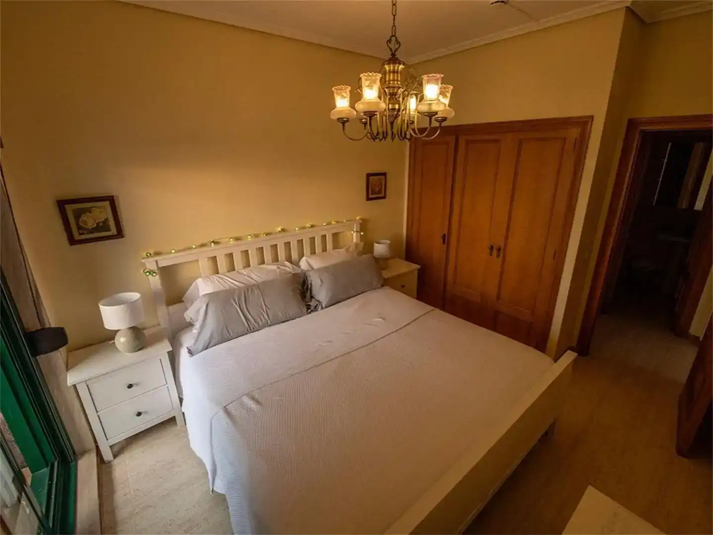 Schlafzimmer von Wohnungen zur Miete in Vigo  mit Möbliert und Balkon